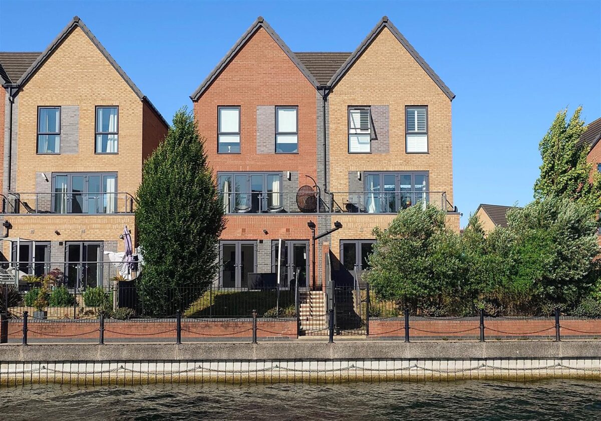 Winscar Road, Lakeside, Doncaster