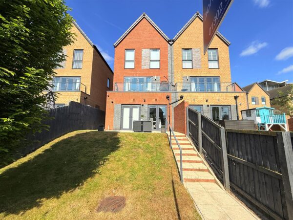 Winscar Road, Lakeside, Doncaster